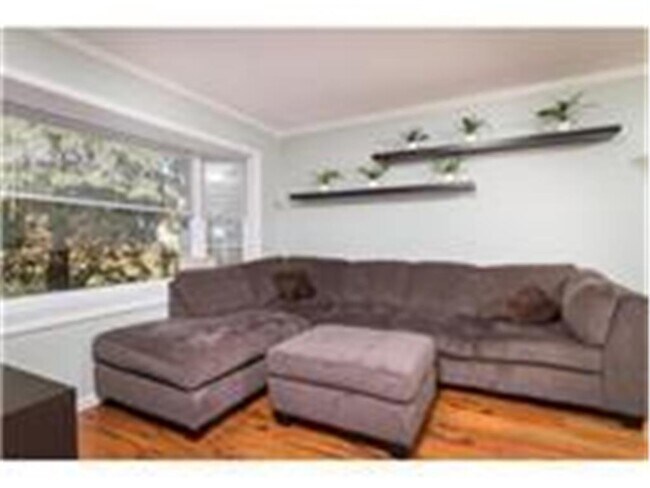 253 Maureen Ln NE