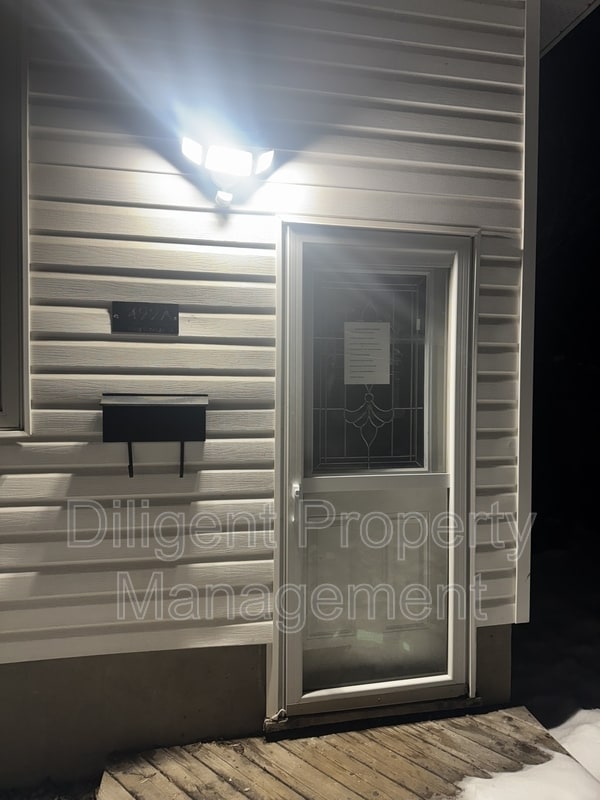 Building Photo - 492 King George St