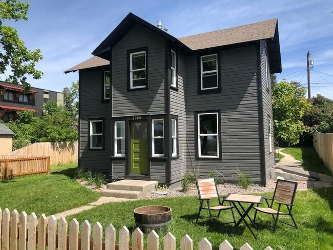 Building Photo - One Bedroom Apartment Home! Pet Friendly Unit Main Floor