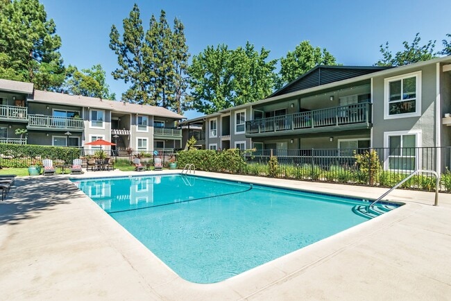 Piscina en Pleasanton Glen - Pleasanton Glen Apartments
