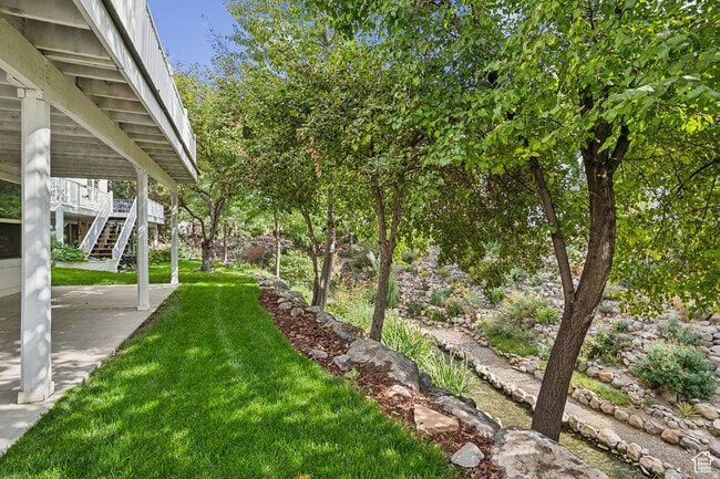 Yard maintained by the HOA - 9287 S Avignon Pl