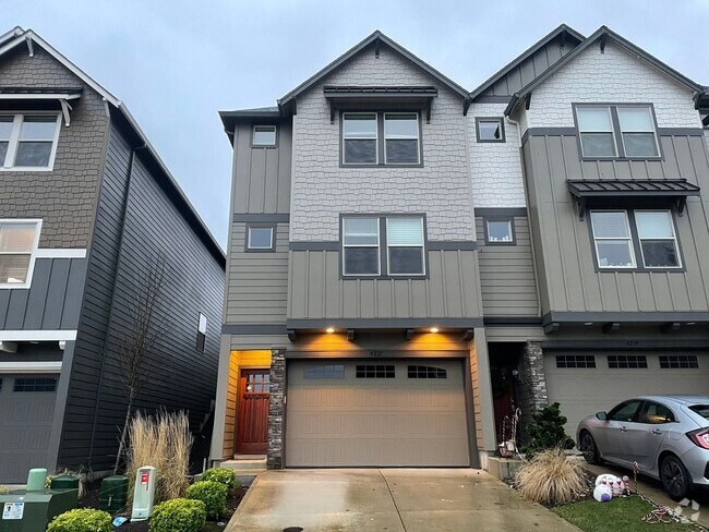 Building Photo - BEAUTIFUL LUXURY Style Townhouse with a go...