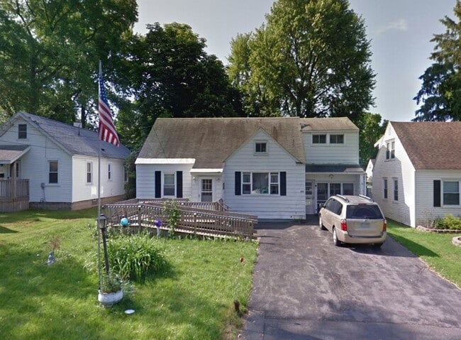 Building Photo - 4 Bedroom 1.5 bath house for rent