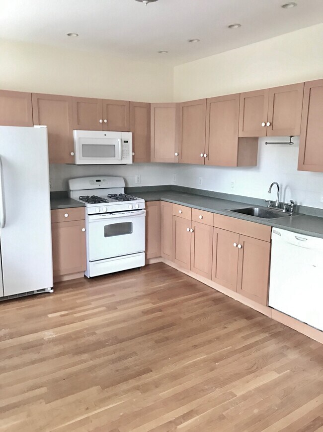 Building Photo - 14 Schiller St Unit 3