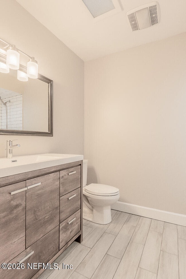 Photo - 1549 Montrose Ave E