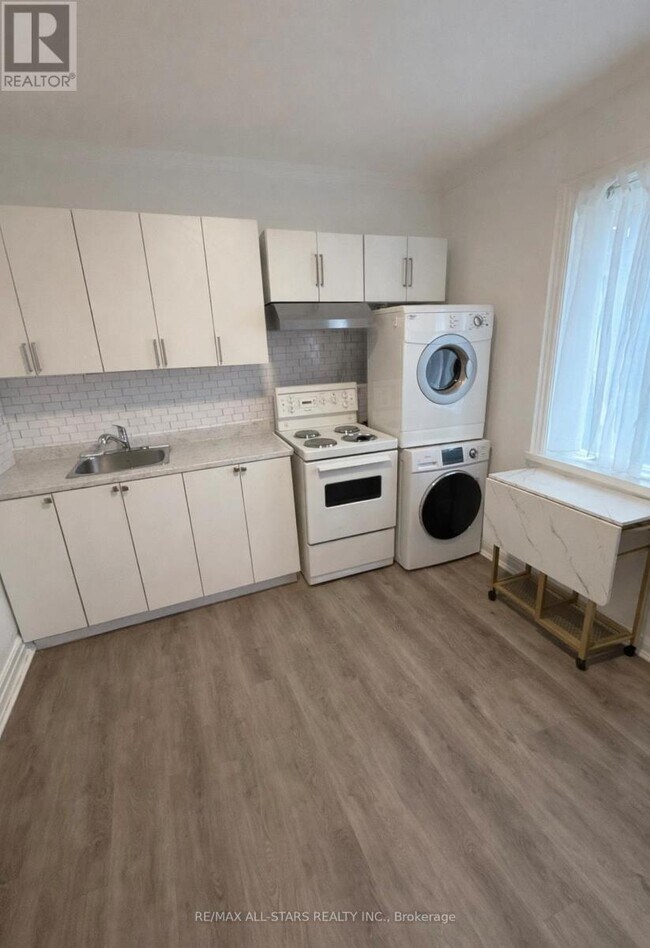 Photo - 1918 A Queen St E