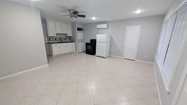 Building Photo - 811 Sabine St Rental