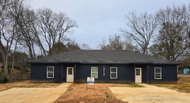 Building Photo - 1215 Fairway Dr