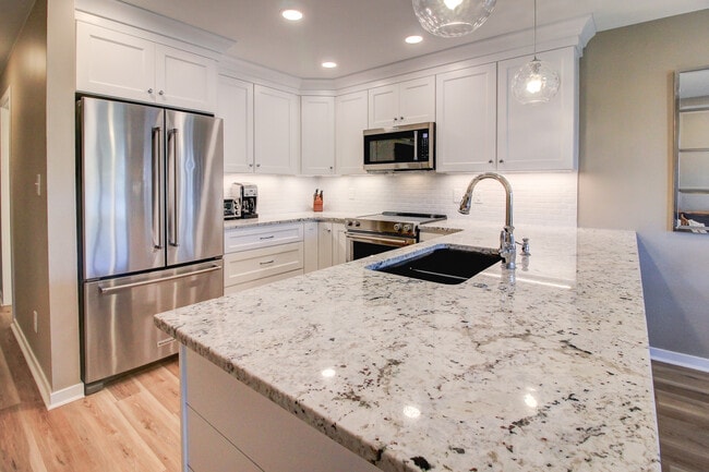 Photo - 590 Marina Dr