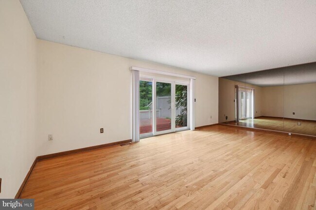 Photo - 153 Thoreau Dr