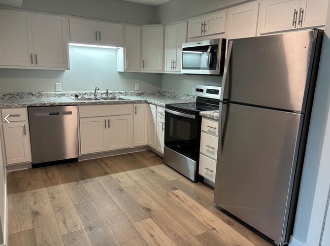 42nd St Apartments