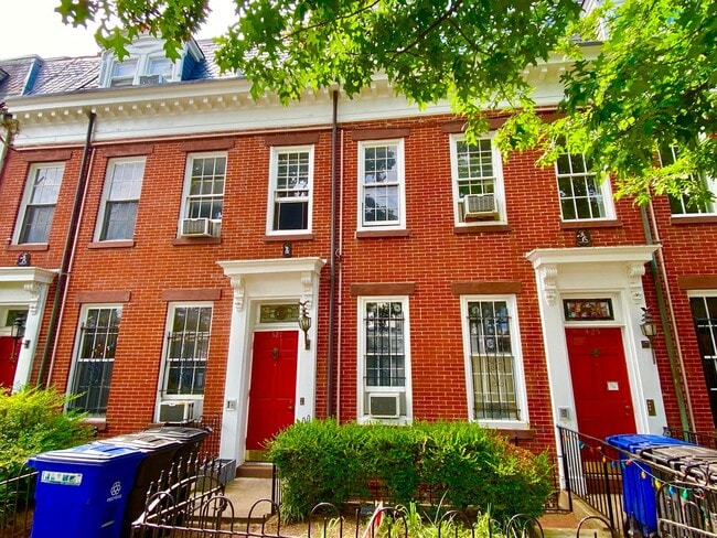Building Photo - 327 C St SE Unit 03
