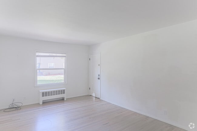 1BR, 1BA - 740 SF
