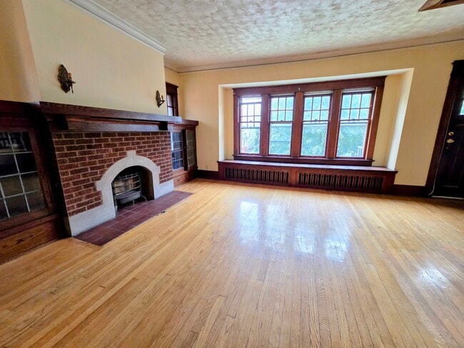 Building Photo - 2960 N Maryland Ave Unit 2962
