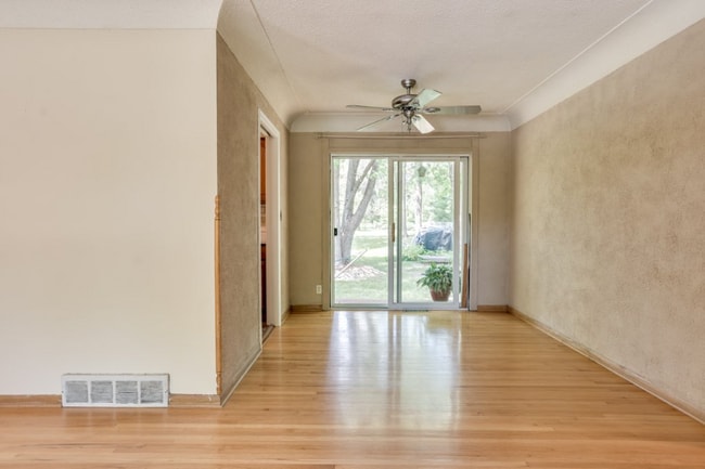 Photo - 4318 Benjamin St NE