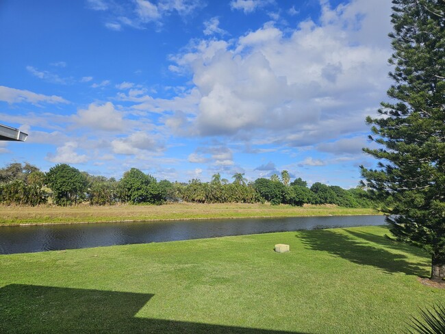 Building Photo - 1845 NW 18th St Unit 202