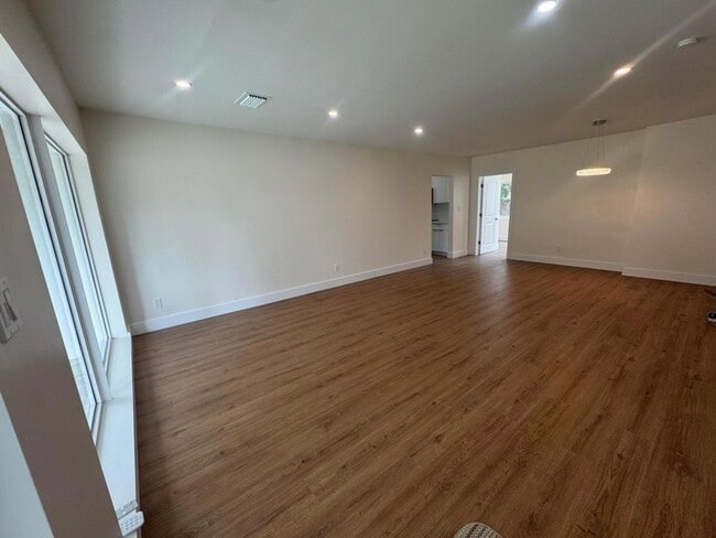 Photo - 725 NE 160th Terrace