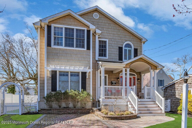 323 E Main St
