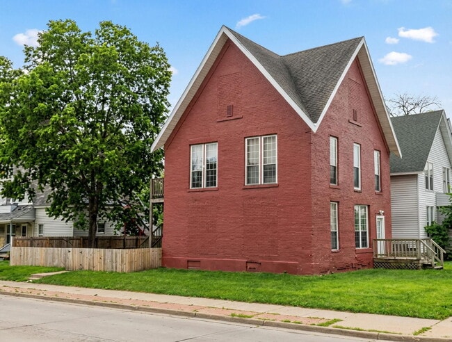 Building Photo - 3 Bed 1 Bath close to UWEC and downtown! Available August-May