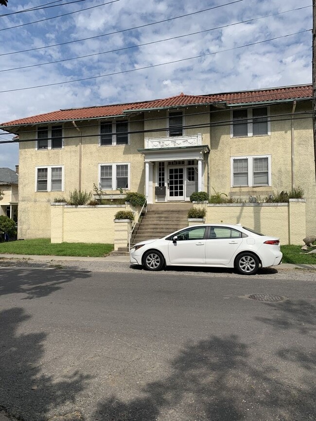 Building Photo - STRAIGHTlvr1010a Unit A