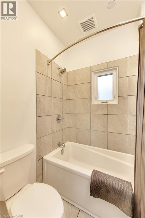 Photo - 122 Forsyth St N