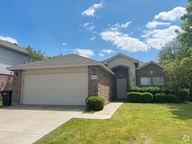 Building Photo - Spacious 3-2-2 on a corner lot in Fort Worth! Rental
