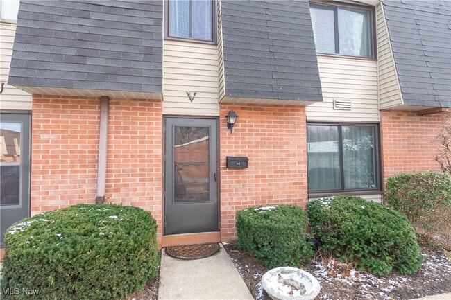 Building Photo - 216 Moore Rd Unit 3V