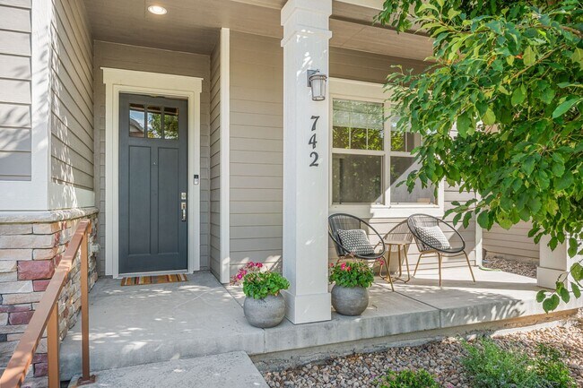 742 Meadowlark Ln
