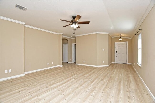 Photo - 537 MacKenzie Way