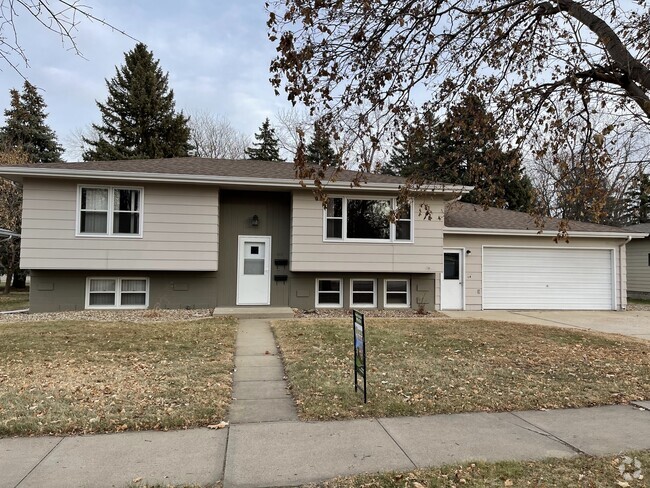 Building Photo - 608 S Anderson St Rental