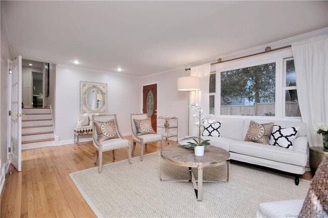 Photo - 8 Lone Pine Ln