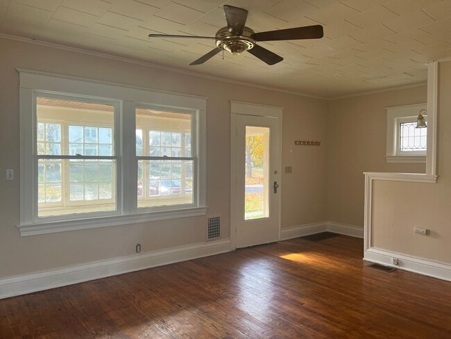 Photo - SINGLE FAMIKY FOR RENT IN MAPLEWOOD LOCATION !