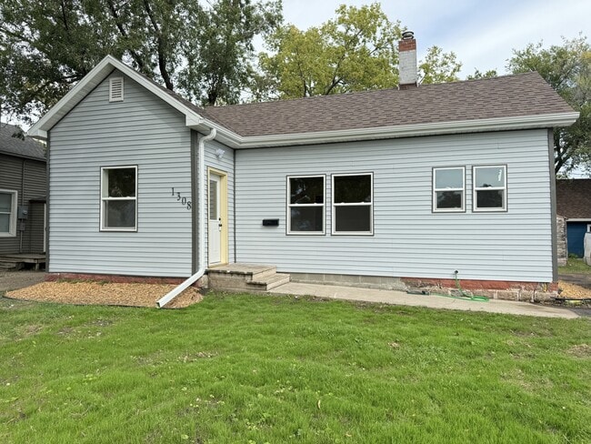 Building Photo - 1308 3rd Ave SW Rental