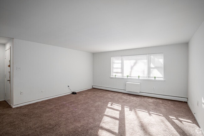 2BR, 1BA - 925SF - Living Room