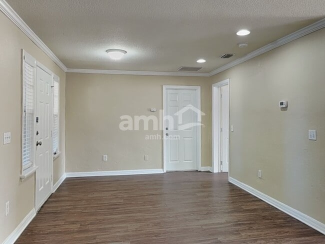 Photo - 245 Oak Run Ct