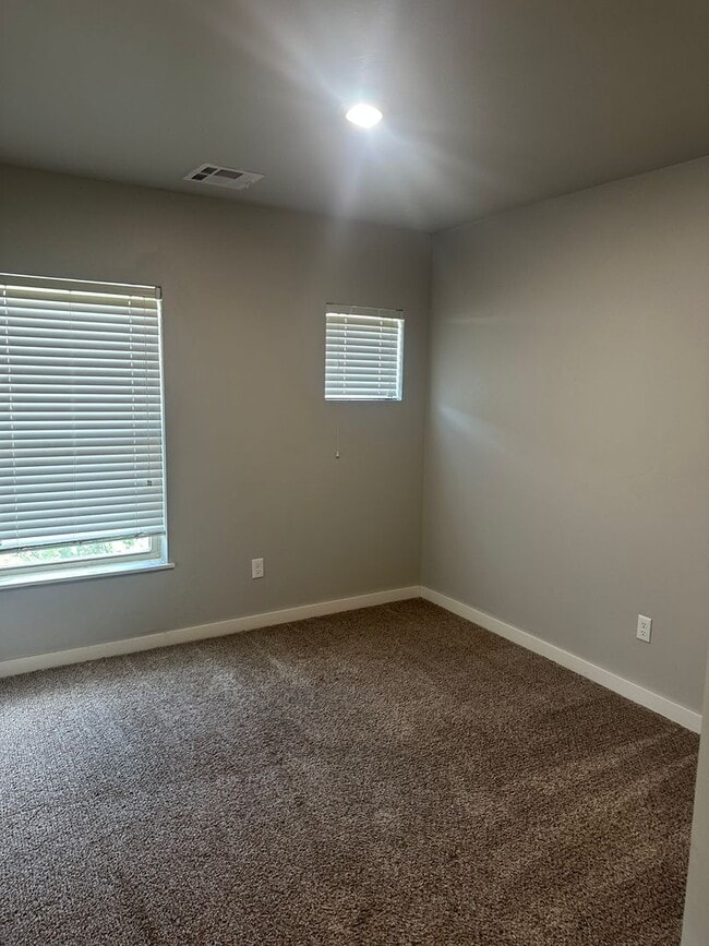 Photo - 3 Bedroom Townhome with ALL APPLIANCES at a great price!!