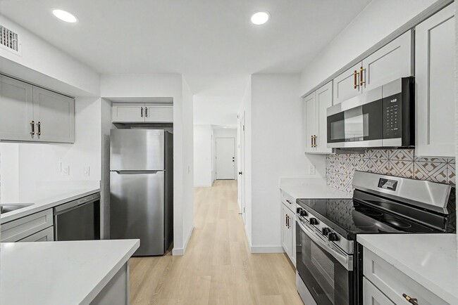 Building Photo - Remodeled 3BR End Unit Townhome in South Tempe | Private Yard + Covered Parking