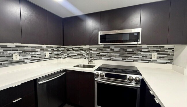 Photo - 16950 W Dixie Hwy Unit 330