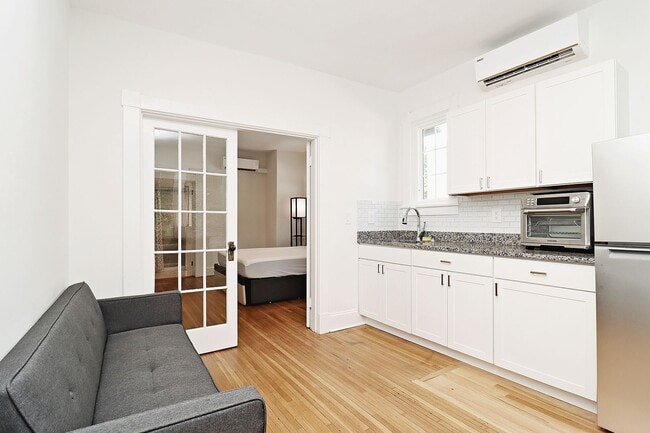 Photo - Furnished, Light-Filled Apartment With Utilities Included Unidad Fontaine Ave 2309 #2