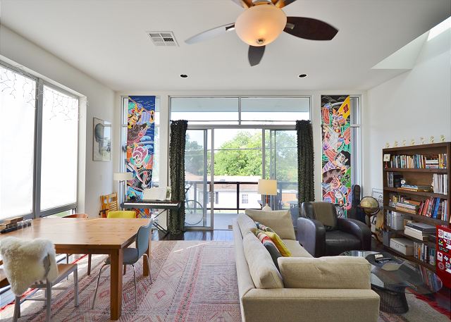 Living Room & Balcony - 508 E 53rd St Unidad 201