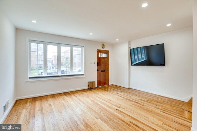 Photo - 5513 Chillum Pl NE