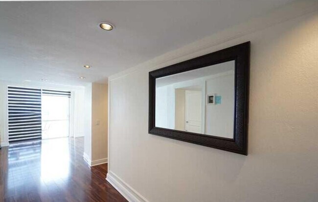 Entry - 900 Bay Dr Unidad 1009