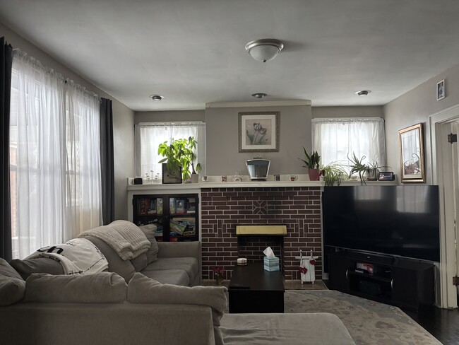 Building Photo - 527 Grove St