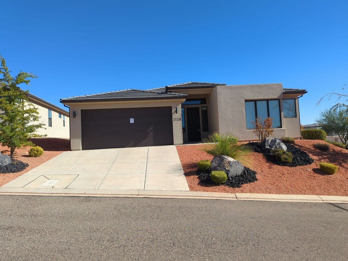 Modern 3 Bedroom Home in a Beautiful Desert Oasis - Modern 3 Bedroom Home in a Beautiful Desert Oasis