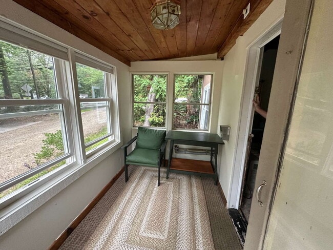 Charming Barrington Cottage Retreat: Fully Equipped 1BR Living with Private Yard Space!