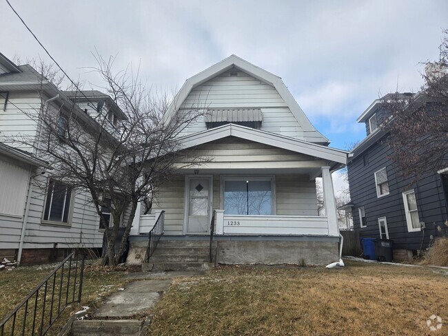 Building Photo - 3 Bedroom Home