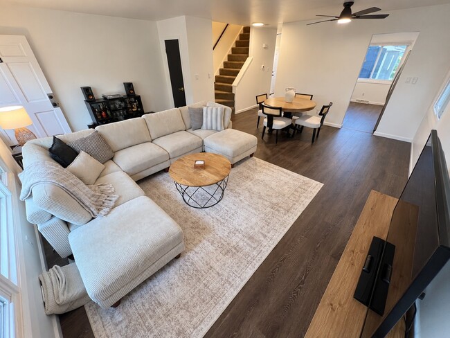 220 Dee Rd Unit B