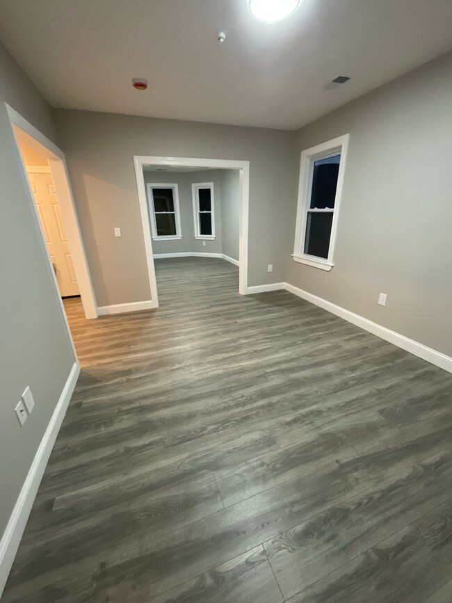 Comedor con vista a la sala de estar - 52 Woolson St