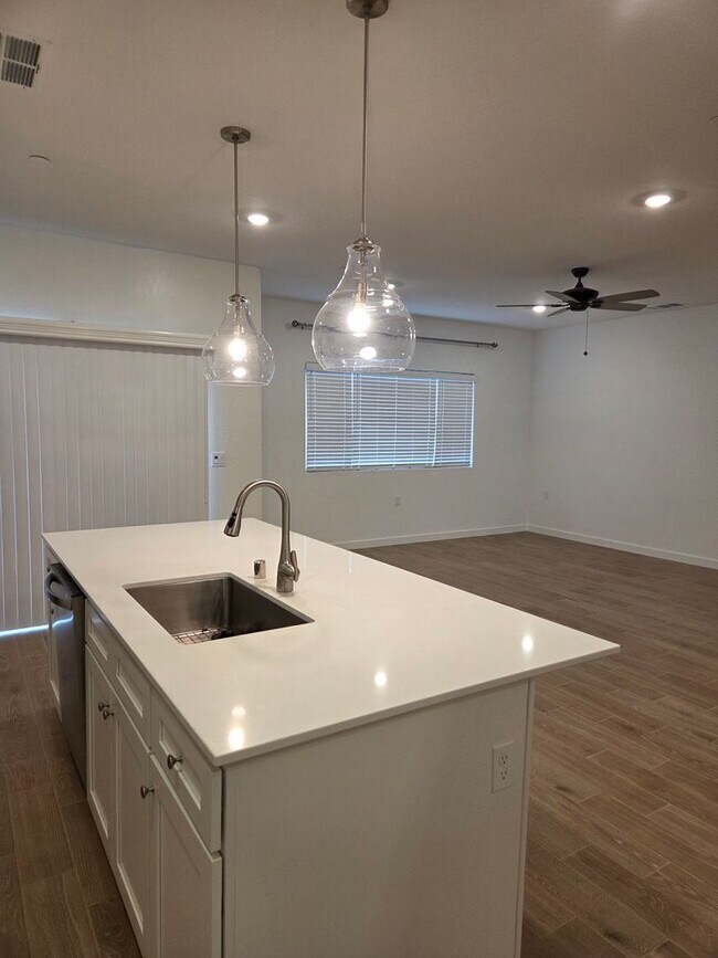 Photo - University Dr! Lemoore