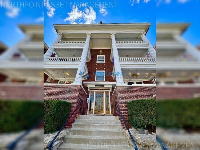 Building Photo - Amazing Top Floor 2bedroom w/Den Plaza Con... Rental